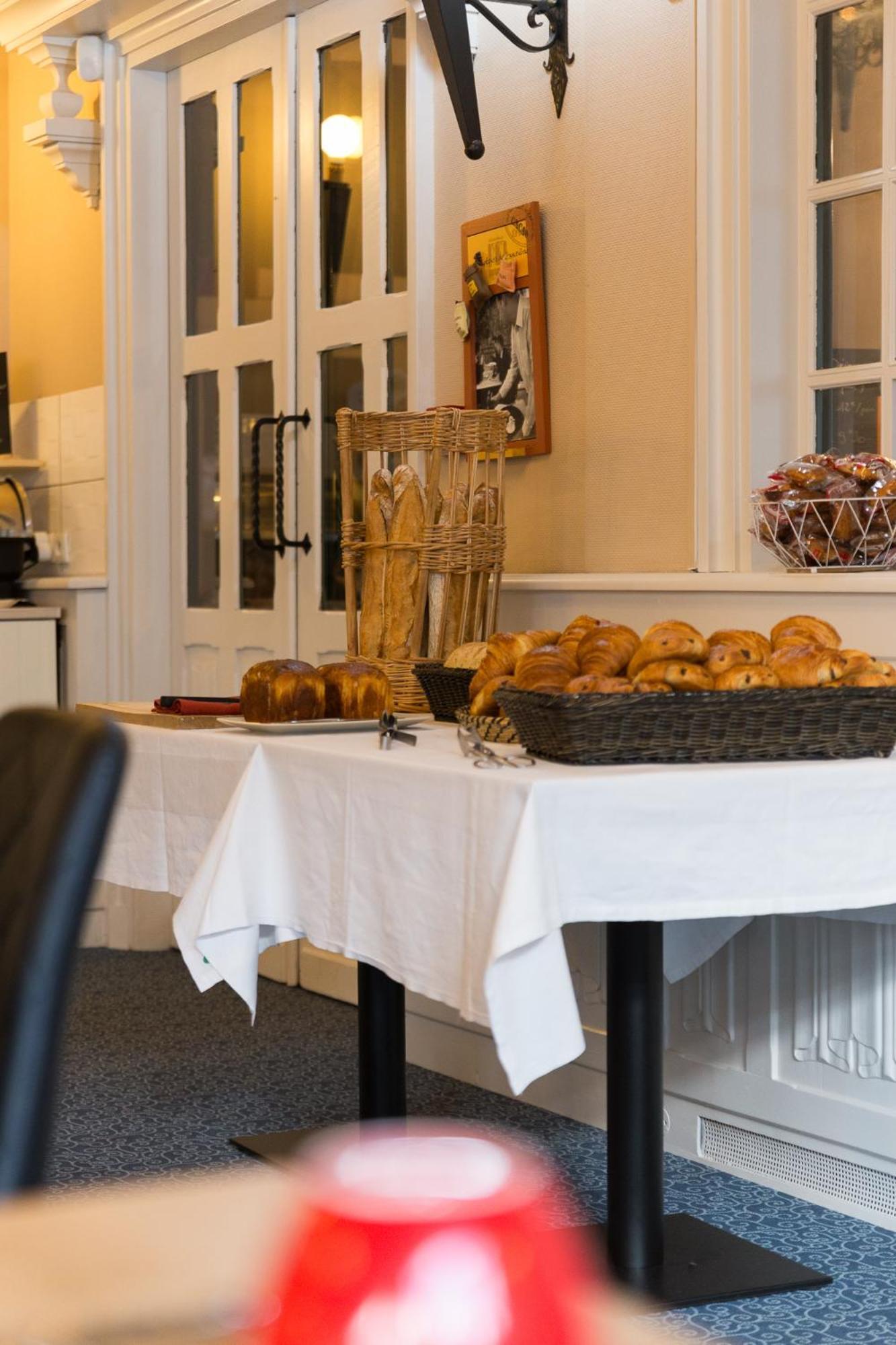 ג'וסלין Hotel Restaurant Du Chateau מראה חיצוני תמונה