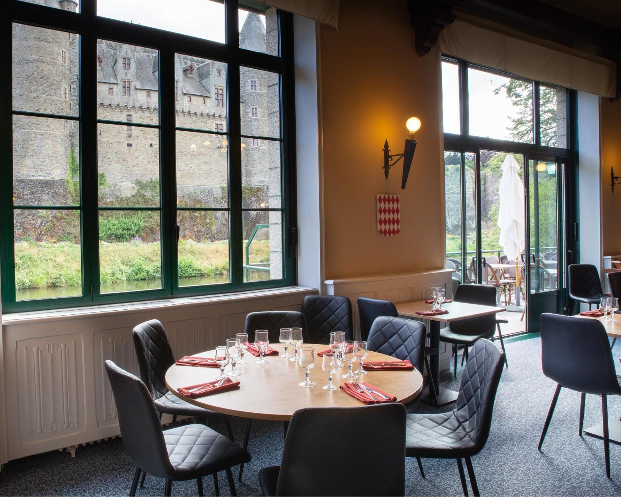 ג'וסלין Hotel Restaurant Du Chateau מראה חיצוני תמונה