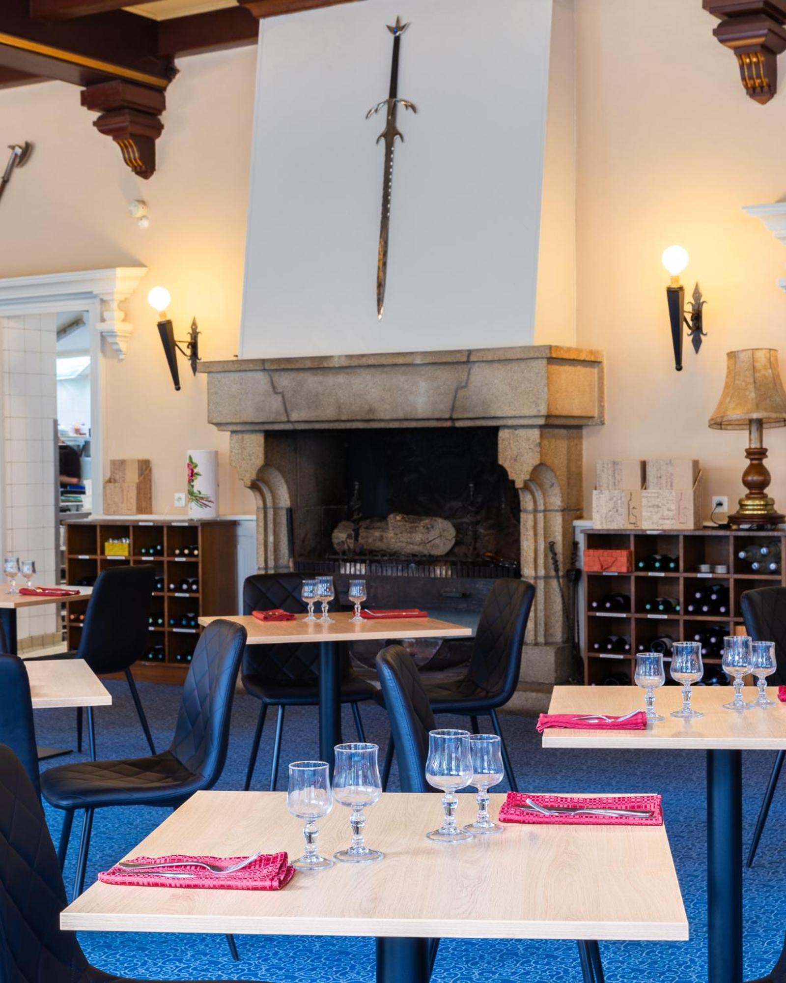 ג'וסלין Hotel Restaurant Du Chateau מראה חיצוני תמונה